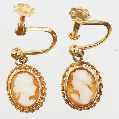Örhängen med snidade snäckskalskaméer, skruvsystem, höjd 18mm, bredd 10mm, 18K guld Vikt: 3,3 g