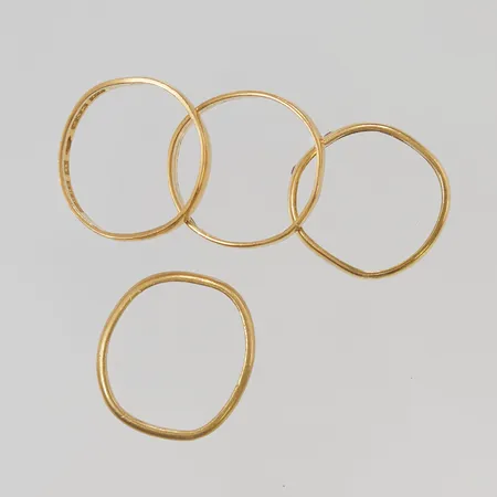 4 Ringar med gravyr, skeva, 23K, 15,1g.