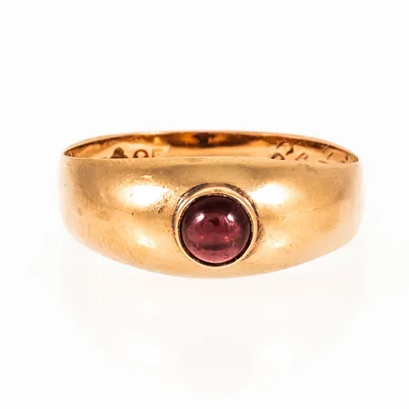 Kupad ring i 18K guld med en röd sten. Stl:16¾. Bredd 2,7 7 mm. Vikt 1,9g Vikt: 1,9 g