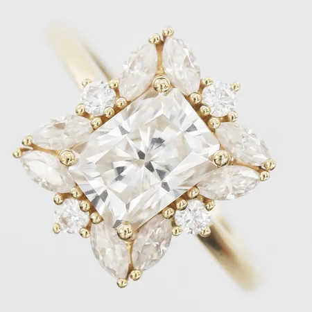 Ring med vita stenar stl 17¾, bredd 2-14mm, 14K. Vikt: 3,5 g