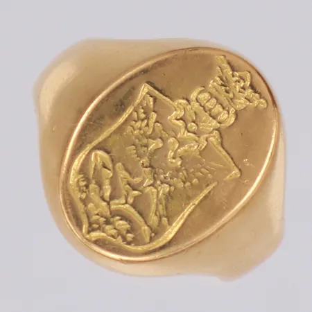 Klackring med vapensköld, stl 15½, bredd ca 3-15,5mm, 18K Vikt: 11,1 g