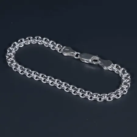 Oanvänt armband x-länk i silver 925/1000. Längd 18 cm, bredd 5,2 mm. Karbinhake. 7,2g.