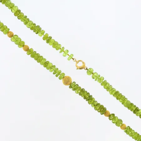 Collier med gröna stenar, troligen peridoter, detalj i 18K, längd: 47cm, bredd: ca7-10mm, bruttovikt:57,44gram Vikt: 57,4 g