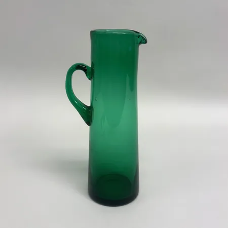 Kanna höjd 23,5cm, troligen Monica Bratt Reijmyre, grönt glas, omärkt Skickas med paket.