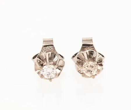 Örhängen i 18K vitguld med två diamanter á ca 0,10ct. Ø 5,8 mm. Vikt 1,3g Vikt: 1,3 g
