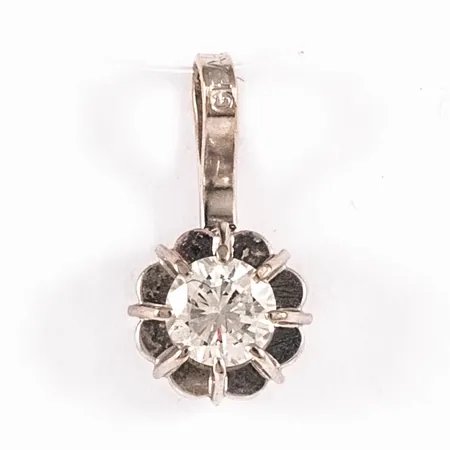 Hänge i 18K vitguld med en diamant 0,16ct. Längd 11,7 mm inkl. fast ögla. Ø 5,8 mm. Guldfynd. Vikt 0,4g Vikt: 0,4 g