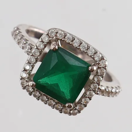 Ring med grön och vita stenar stl:17 bredd 1,8-12mm GHA Silver 925/1000. Vikt: 4,1 g