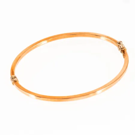 Stelt armband i 18K guld med vitguldsdekor. Innermått 17 cm. Bredd 2,4 mm. Vikt 4,7g Vikt: 4,7 g