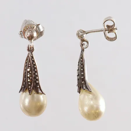 Ett par örhängen med imitationspärlor 28,5x8mm pärlor med slitage Silver 925/1000.  Vikt: 4,9 g