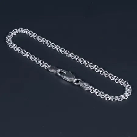 Oanvänt armband x-länk i silver 925/1000. Längd 19 cm, bredd 3,3 mm. Karbinhake. 3,6g.