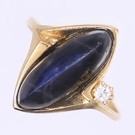 Ring med svart sten samt diamant 1xca 0,04ct stl:18 bredd 2-18mm 18K Bruttovikt: 3,6g Vikt: 3,6 g