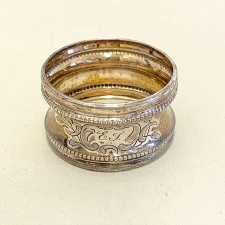 Servettring höjd 26mm Ø40mm gravyr Silver 830/1000. Vikt: 9,8 g