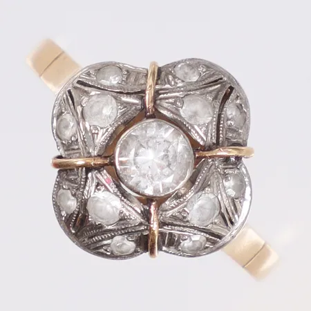 Ring med vita stenar, stl:18¼, bredd 2-14mm, 18K Vikt: 3,6 g