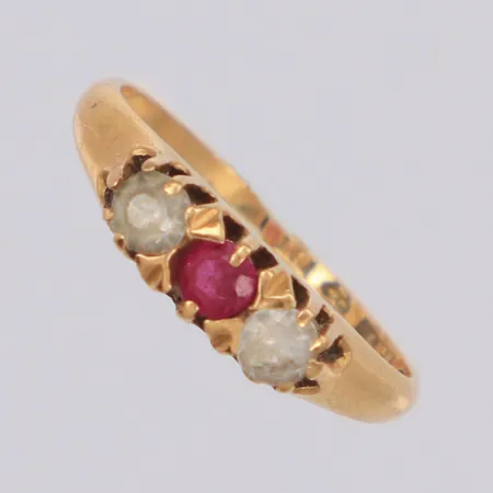 Ring med stenar stl:16, bredd 4mm, gravyr, uppklippt skena, 18K Vikt: 2 g
