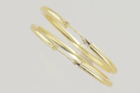 Ett par örhängen diam 3,5 cm, bredd 2,2 mm, 18K 	 Vikt: 3,1 g