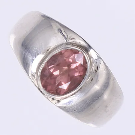 Ring med rosa sten stl:17¾ bredd 3-10mm ostämplat silver Vikt: 5,8 g