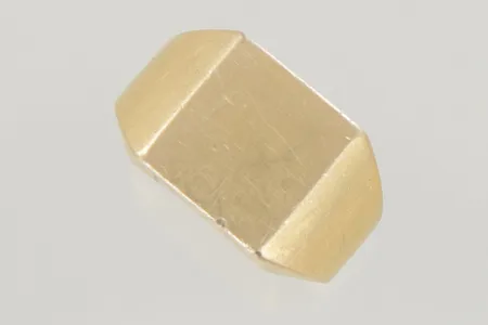 Ring stl:18, bredd 11,4 mm, graverad 18K Vikt: 12,2 g