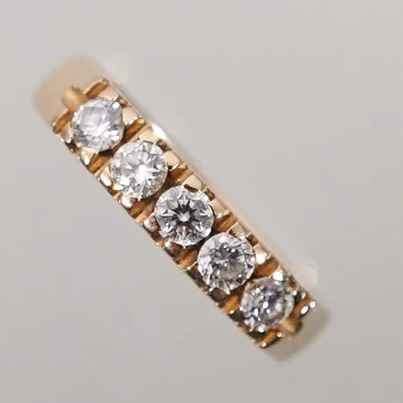 Ring med diamanter 0,35ctv enligt gravyr stl:15¾ bredd: 3.45mm med gravyr 18k Vikt: 2,7 g