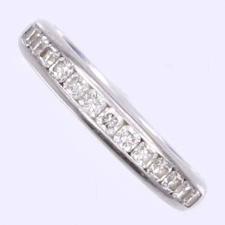 Halvalliansring blandslipade diamanter 15x ca 0,05ct stl:19½, bredd 3-4mm, gravyr, platina 950/1000 Vikt: 6,6g Vikt: 6,6 g