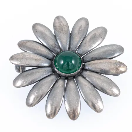 Brosch blomma med en grön sten. Ø 34 mm. Silver 830/1000 6,7g Vikt: 6,7 g