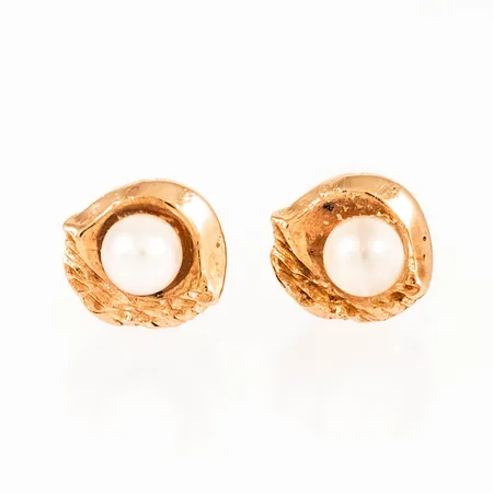 Örhängen i 18K guld med odlade pärlor. Mått 7 x 7,9 mm. Snurrebussar saknas, men nya i plast medföljer. Vikt 1,3g 
