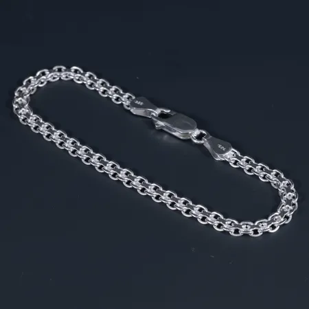 Oanvänt armband x-länk i silver 925/1000. Längd 18 cm, bredd 4,2 mm. Karbinhake. 5,4g.