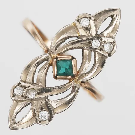 Ring med grön samt vita stenar stl 17½, bredd 2-27mm, defekt skena, gul/vitguld, 14K. Vikt: 3,3 g