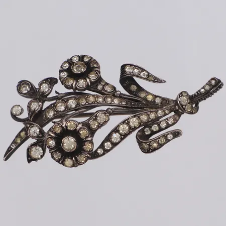 Brosch med vita stenar längd 60mm, bredd 32mm, 830/1000 silver Vikt: 14,6 g