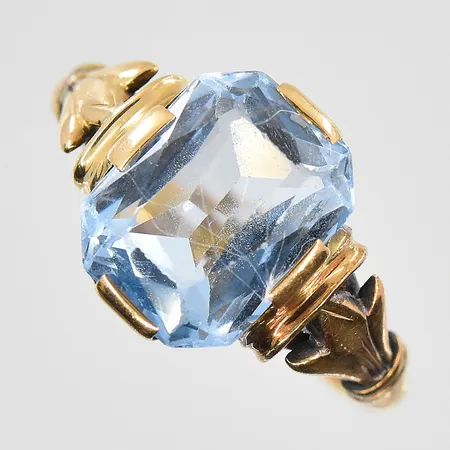 Ring med blå sten stl 17¼, bredd 2-11 mm, 18K. Vikt: 4,6 g