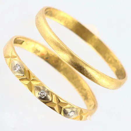 2 Ringar stl:16½ ena med vitgulds detalj samt 3 stenar, skeva, gravyr, 18K Vikt: 1,9 g