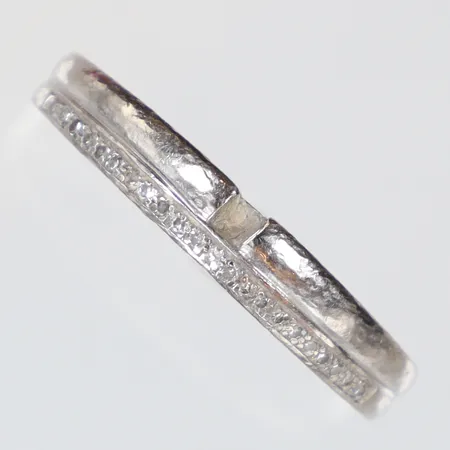 Ring med diamanter 22x0,005, stl: 19, bredd 3-4mm, vitguld, saknar en diamant, 18K Vikt: 3,6 g