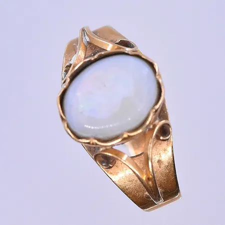 Ring med troligen Opal stl:15¾, bredd 3-10 mm 18K. Vikt: 1,7 g