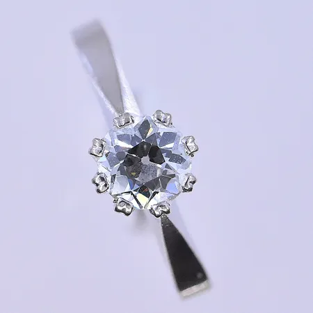 Ring med gammalslipad diamant 0,76ct H SI stl:18, bredd 2 mm vitguld 18K. Vikt: 3,3 g