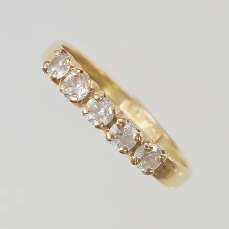 Ring stl:18 bredd 3mm vita stenar 18K 1,0g.
