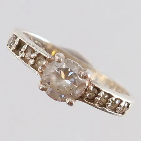 Ring med vita stenar stl:17¾ bredd 2,2-6mm sten saknas bucklig Silver 925/1000. Vikt: 2,7 g