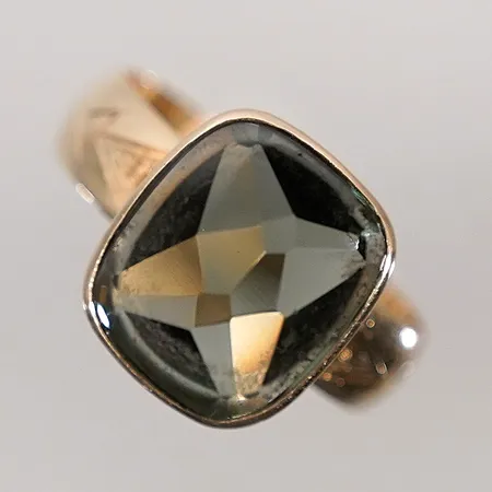 Klackring med grön glassten stl: 21mm bredd: 5.7 - 14.5mm 18k Vikt: 6,8 g