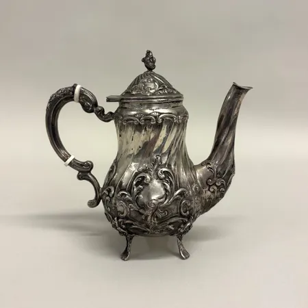 Gräddkanna höjd16,5cm, organisk dekor i relief, skeva ben, 835/1000 silver Vikt: 383,7 g