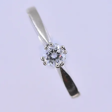 Ring med diamant 0,22ct stl:17, bredd 2 mm vitguld 18K. Vikt: 2,1 g