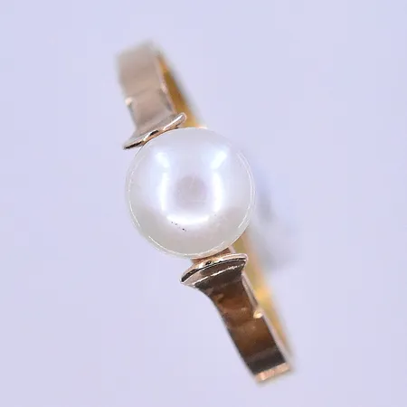 Ring med pärla stl:16½, bredd 2 mm 18K. Vikt: 1,5 g