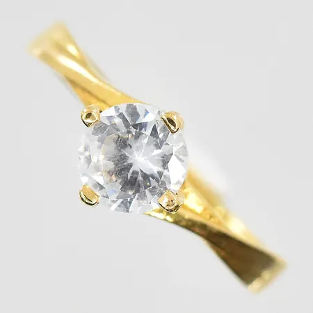 Ring med vit sten stl 17, bredd 2-7 mm, oval skena, 21K. Vikt: 2,2 g