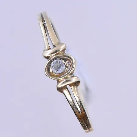 Ring med vit sten stl:17¼, bredd 1-5 mm ostämplad 14K. Vikt: 0,9 g