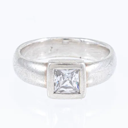 Ring med vit sten (troligen cubik zirkonia) stl:20 bredd 5-9,4mm, silver 925/1000 8,4g.