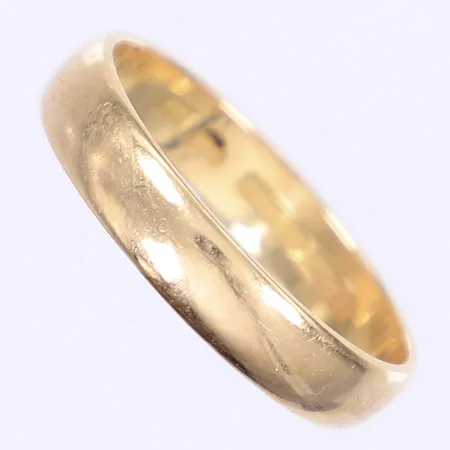 Ring slät stl:21¼ bredd 5mm tillv. Ceson, gravyr, 18K Vikt: 4,9 g