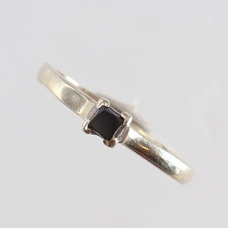 Ring med svart sten stl:17¼ bredd 1,6-3,2mm vitguld 10K. Vikt: 1,9 g