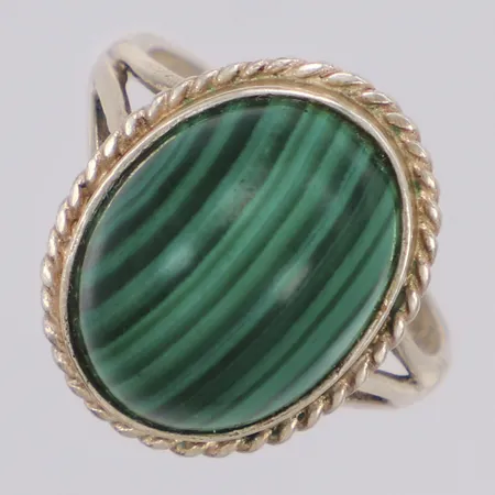 Ring med malakit stl:16, bredd 16mm, 830/1000 silver Vikt: 4,6 g