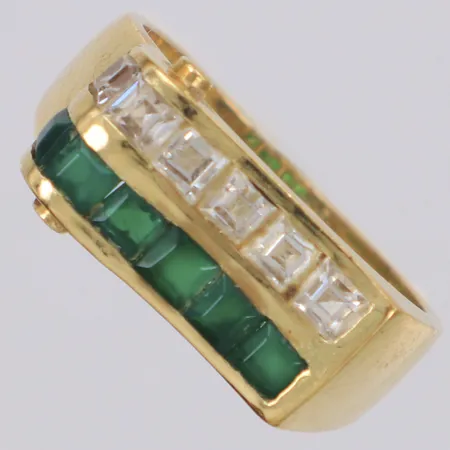 Ring med gröna och vita stenar stl:18½, bredd 8mm, 14K Vikt: 6,3 g