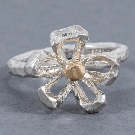 Ring "Ringo Blomma" Sandberg Sweden stl:17¼ bredd 2,8-15mm, fint skick, silver 925/1000 och guld 18K, 6,2g. Nypris 5900:-
