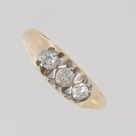 Ring med gammelslipade diamanter 3x ca 0,10ct, stl:17¾ bredd 5mm 18K 4,7g.