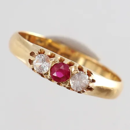 Ring med röd och vita stenar stl:18 bredd 3-4mm 18K. Vikt: 2,5 g