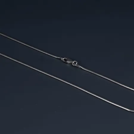 Oanvänd halvstel halskedja i oxiderat silver 925/1000. Längd 43 cm, Ø 1,6 mm. Karbinhake. 8,7g.